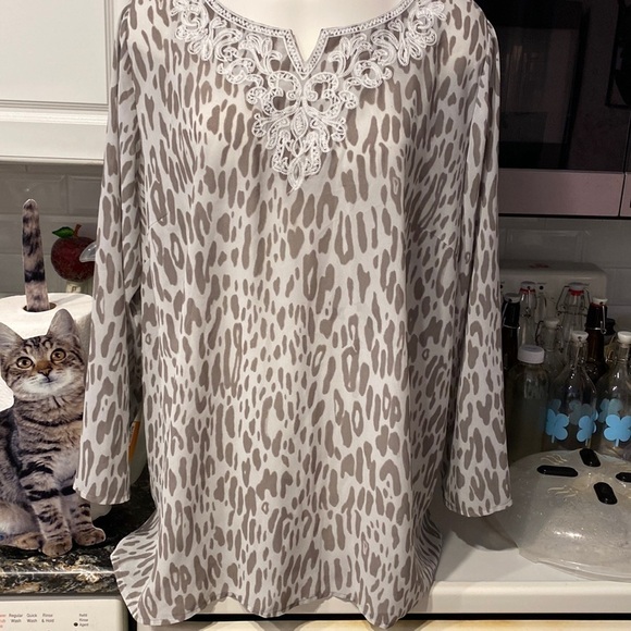 U womens Belle very pretty long sleeve taupe color plus size top 1X. EUC - Picture 1 of 4